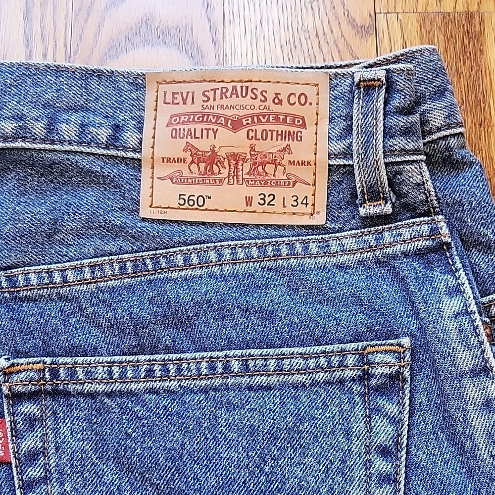 Vintage Levi's 560 Relaxed Fit Men's Jeans in Medium Blue with Tan Patch